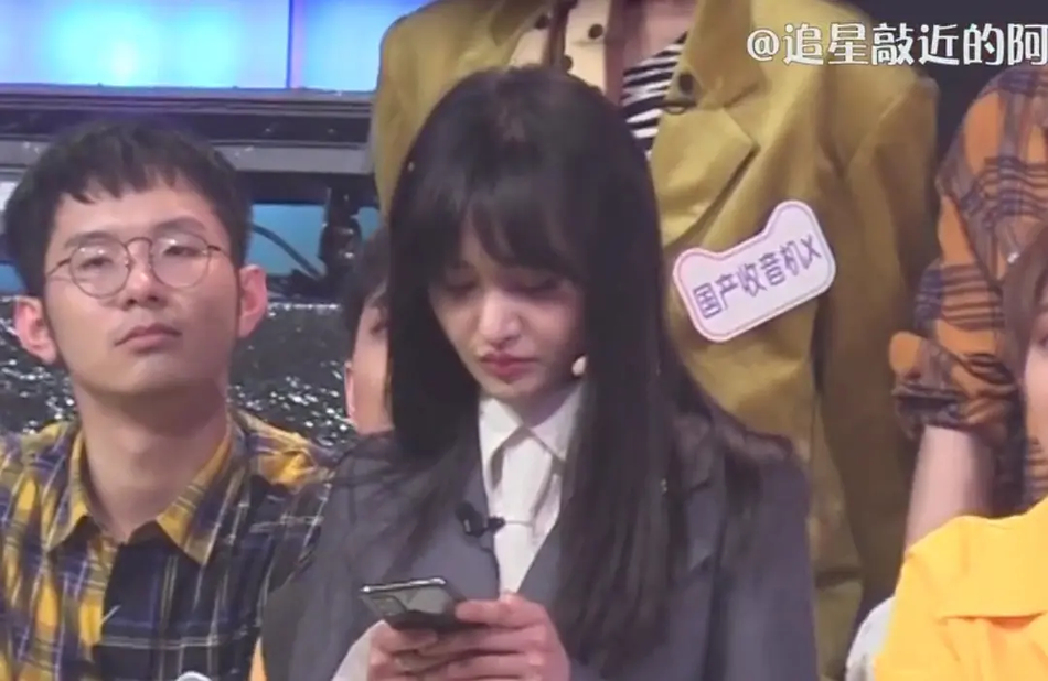 网曝郑爽新综艺路透照 笑容满面脸庞圆润不少