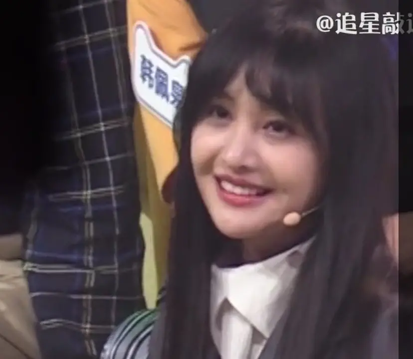 网曝郑爽新综艺路透照 笑容满面脸庞圆润不少