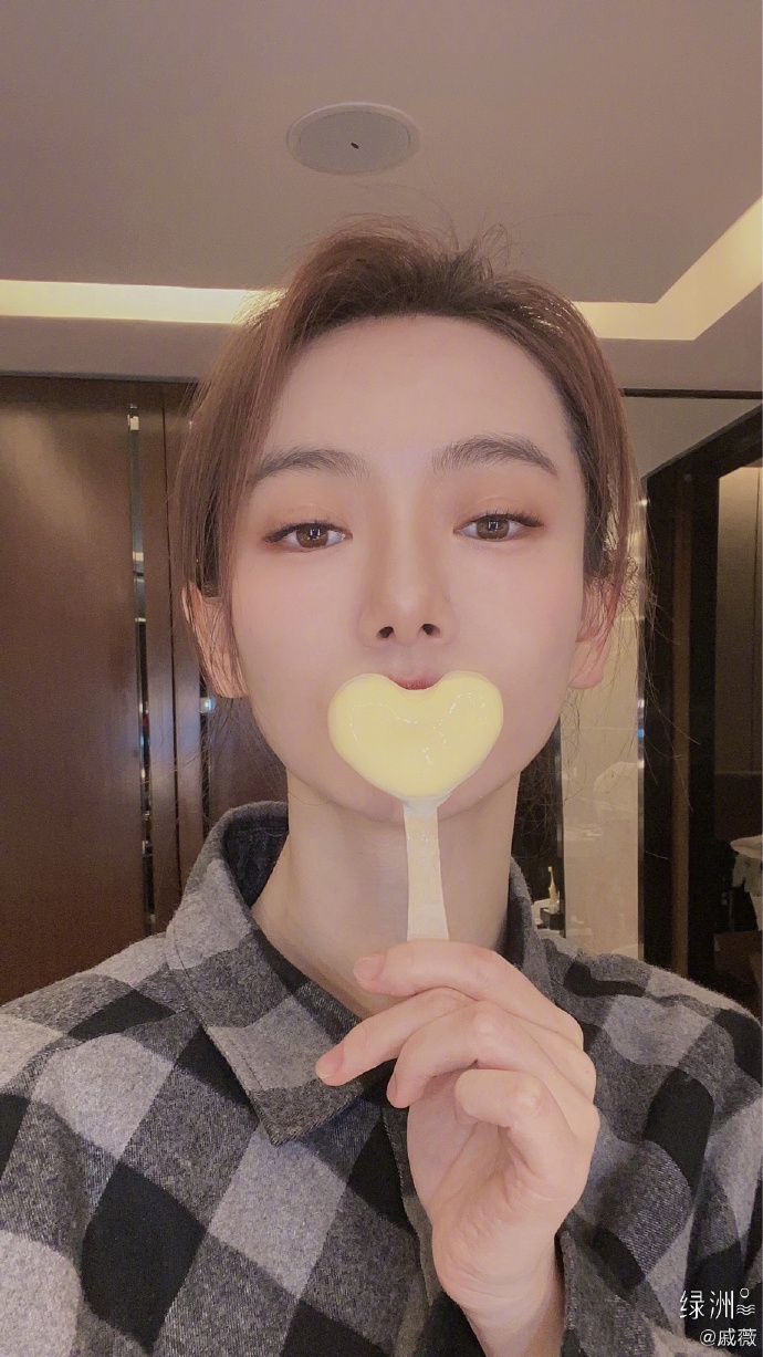 戚薇庆祝新戏杀青晒美照 把冰淇淋咬成爱心超可爱
