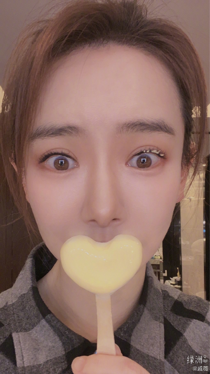 戚薇庆祝新戏杀青晒美照 把冰淇淋咬成爱心超可爱
