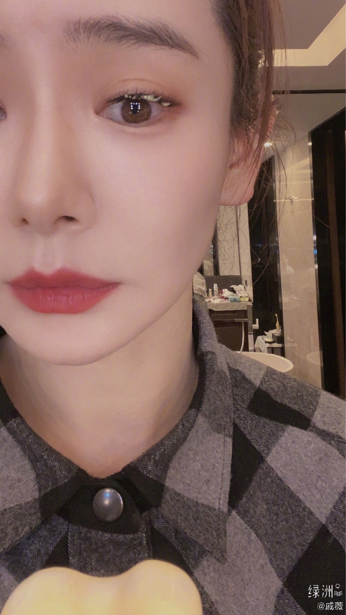 戚薇庆祝新戏杀青晒美照 把冰淇淋咬成爱心超可爱