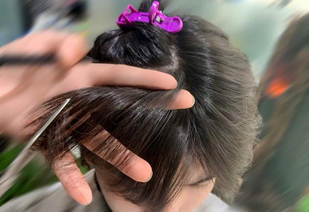 要营业了?王源分享最新动态 低头理发超乖巧