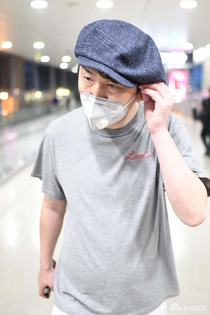 雷佳音戴画家帽蹲地系鞋带 为粉丝签名十分亲和