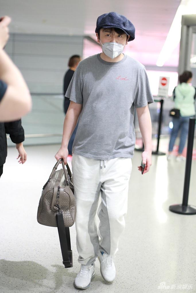 雷佳音戴画家帽蹲地系鞋带 为粉丝签名十分亲和