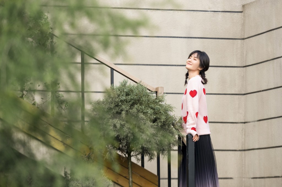 谢娜扎双麻花辫清新十足 弹吉他笑容温暖甜美