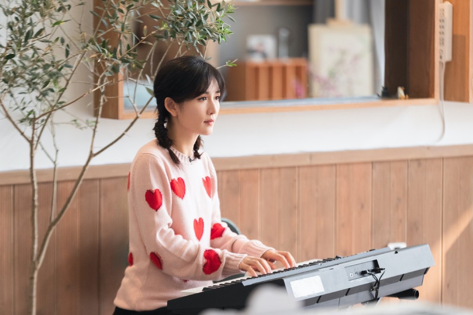 谢娜扎双麻花辫清新十足 弹吉他笑容温暖甜美