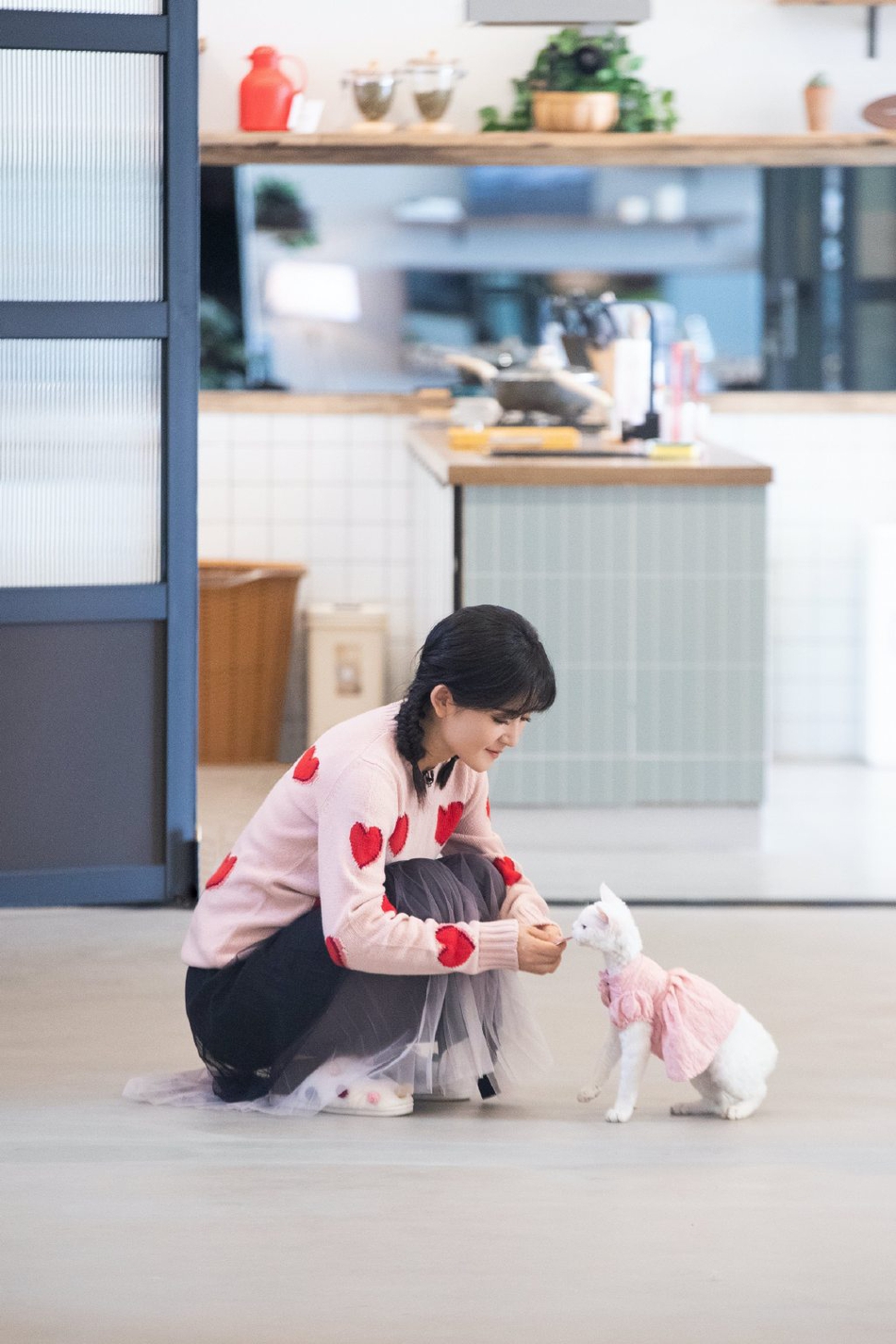 谢娜扎双麻花辫清新十足 弹吉他笑容温暖甜美