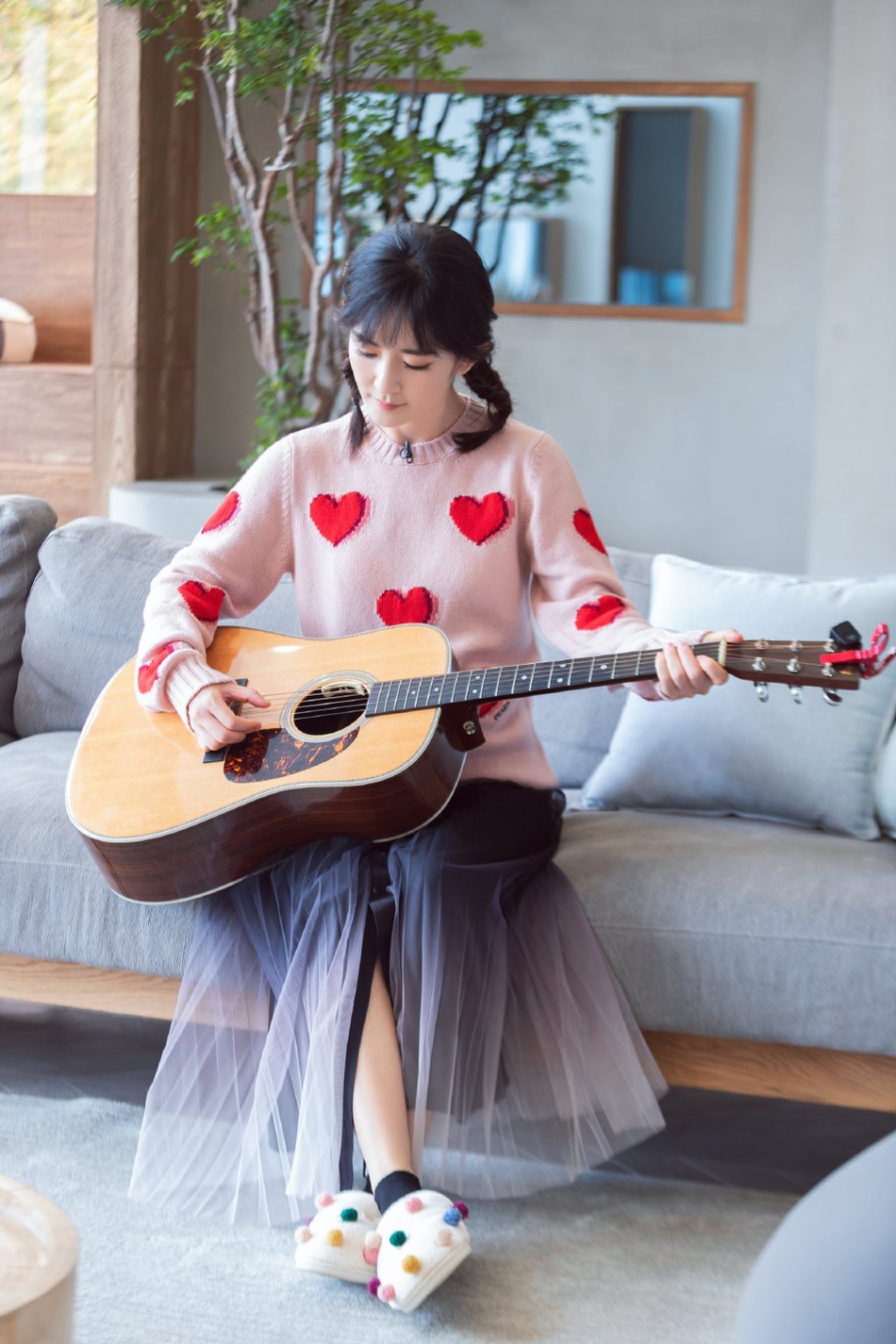 谢娜扎双麻花辫清新十足 弹吉他笑容温暖甜美