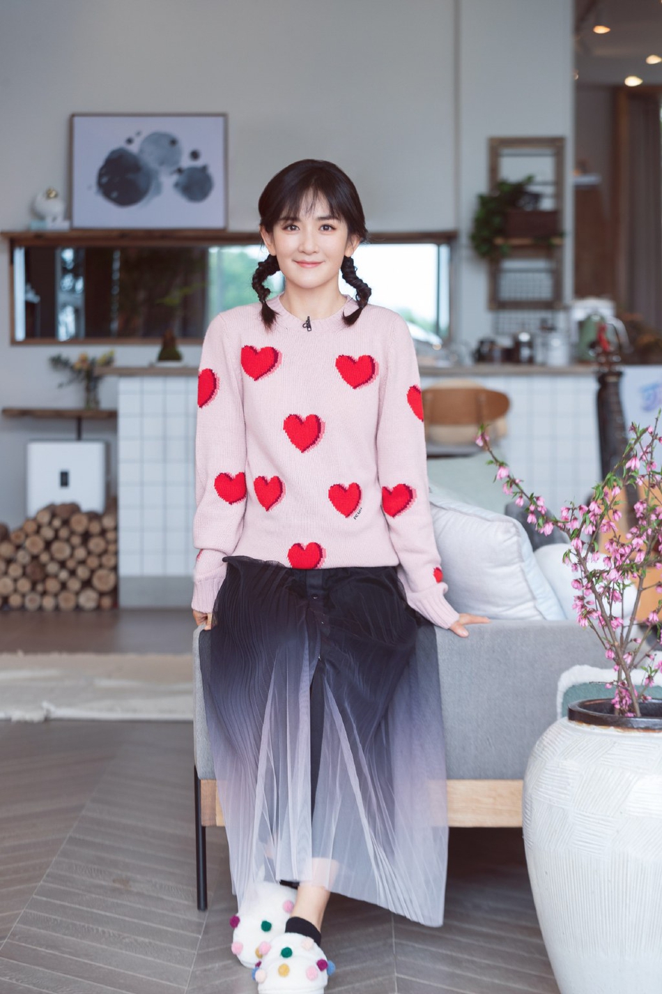 谢娜扎双麻花辫清新十足 弹吉他笑容温暖甜美