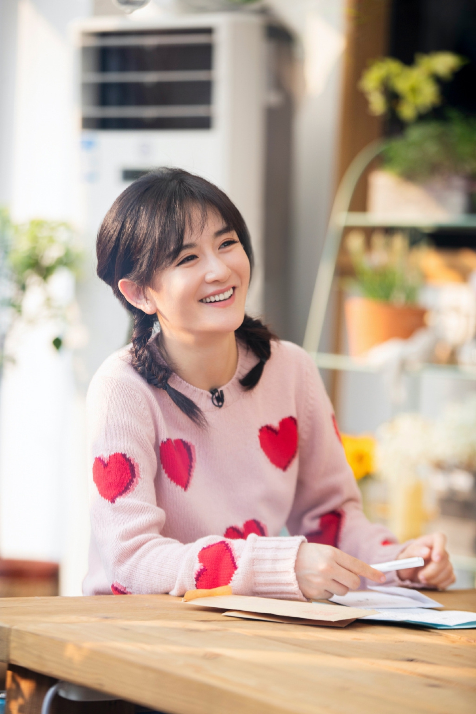 谢娜扎双麻花辫清新十足 弹吉他笑容温暖甜美