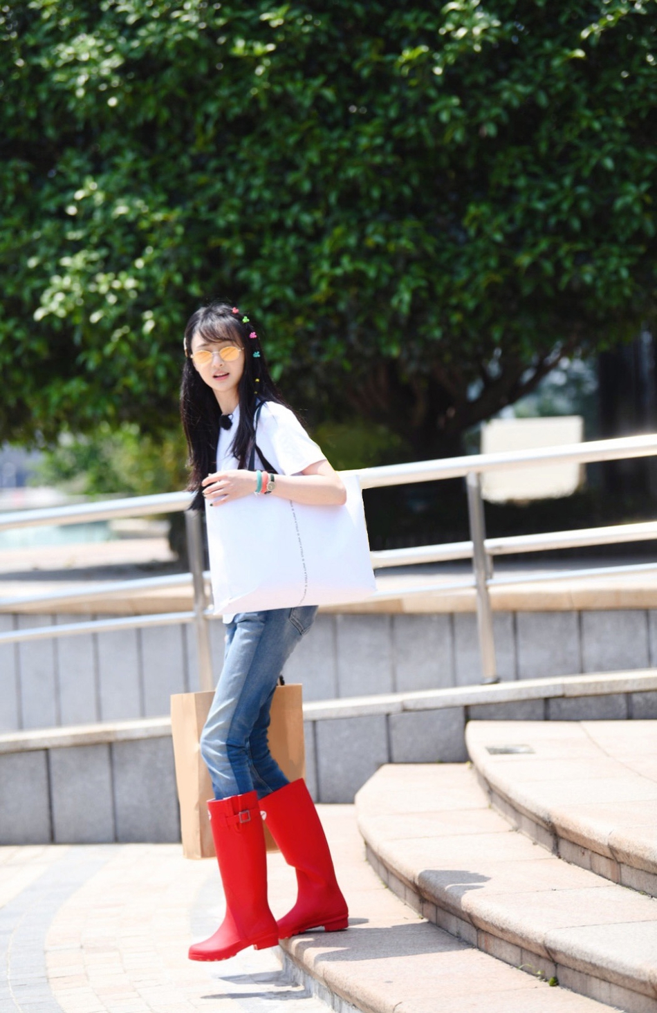 郑爽新综艺路透曝光 红色雨靴彩虹发夹少女感十足