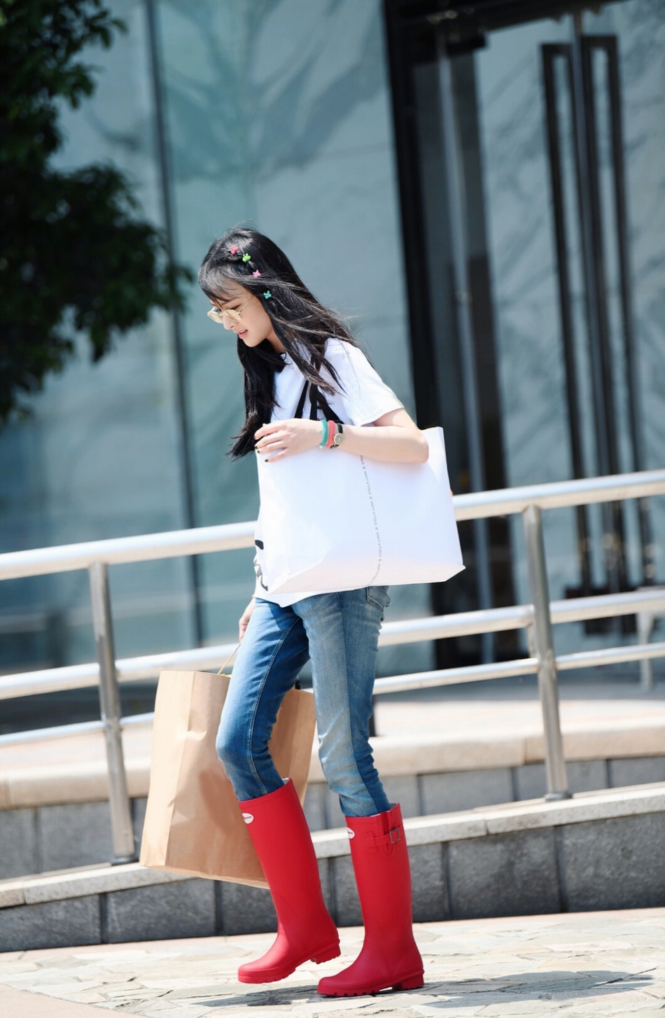 郑爽新综艺路透曝光 红色雨靴彩虹发夹少女感十足