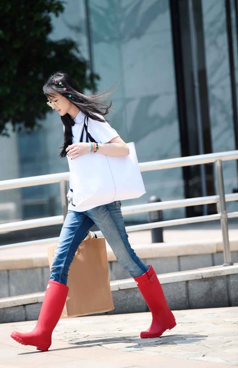 郑爽新综艺路透曝光 红色雨靴彩虹发夹少女感十足