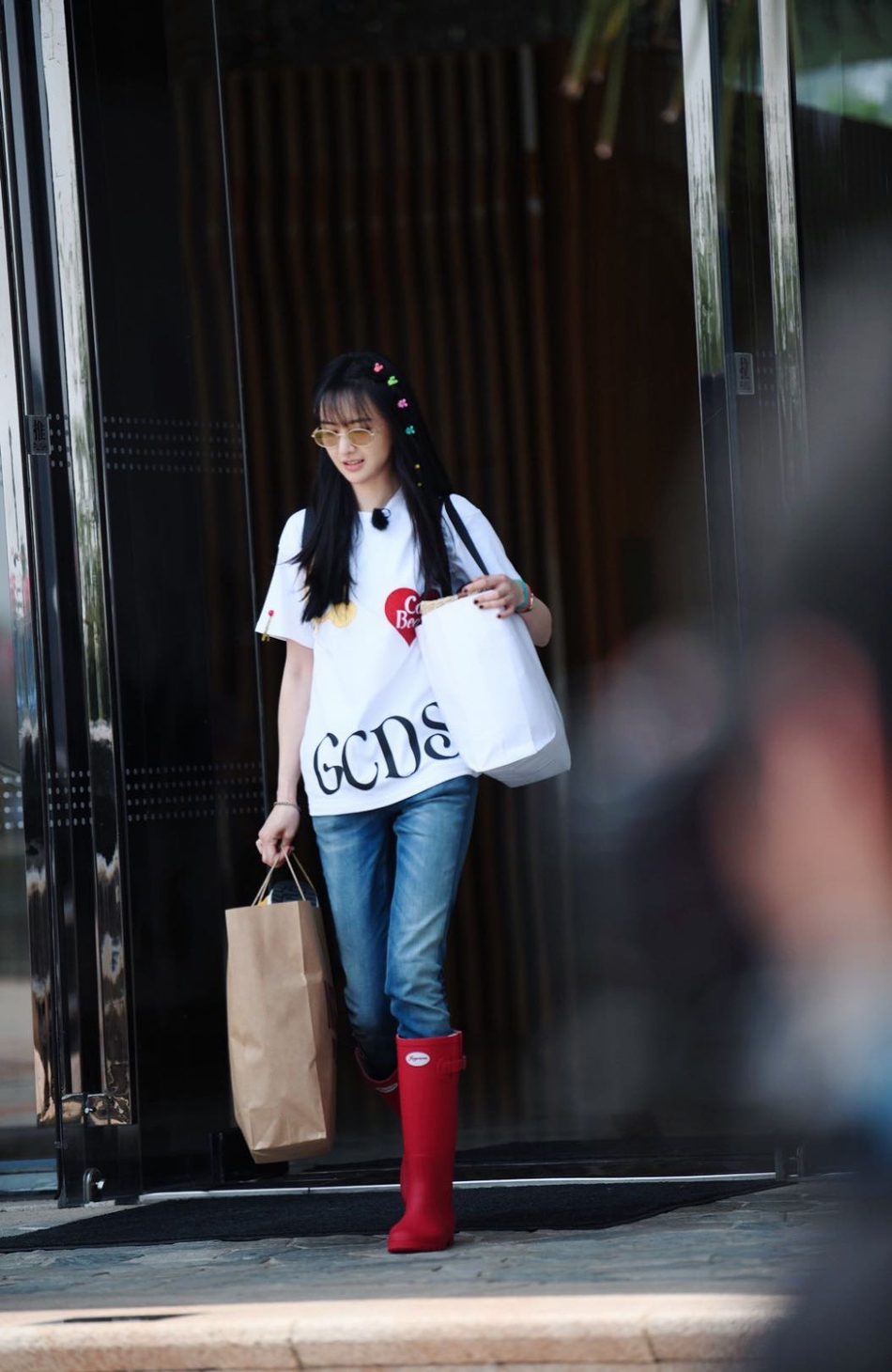 郑爽新综艺路透曝光 红色雨靴彩虹发夹少女感十足
