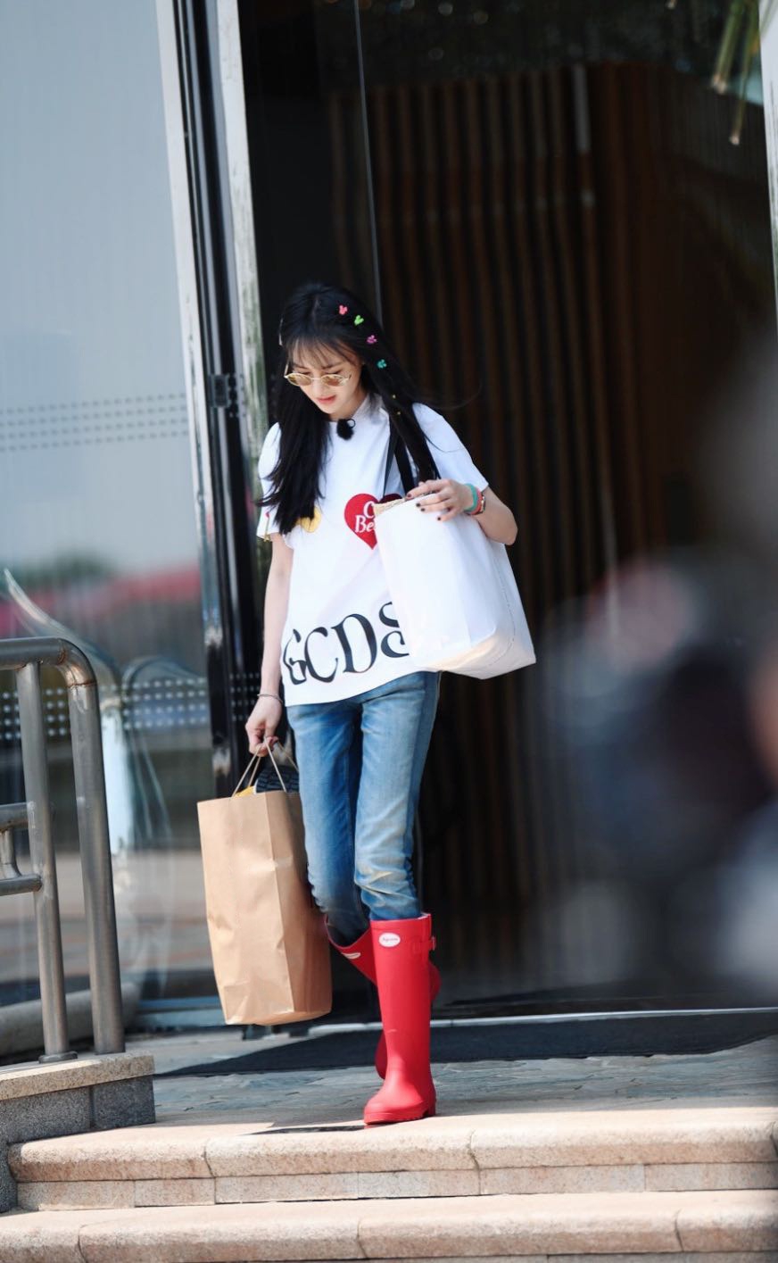 郑爽新综艺路透曝光 红色雨靴彩虹发夹少女感十足