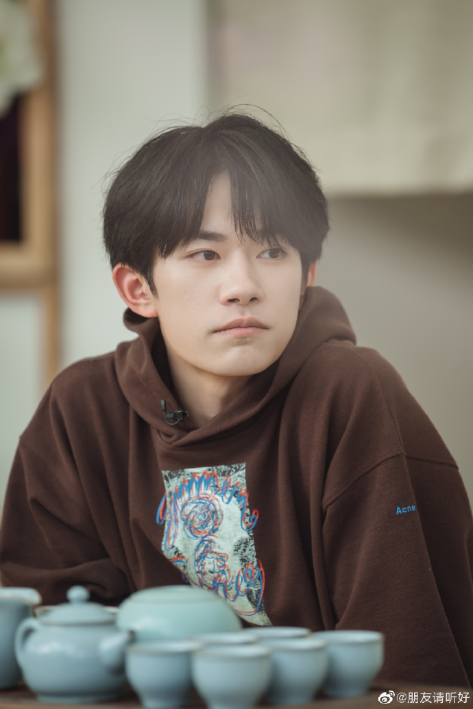 易烊千玺穿棕色连帽卫衣尽显少年感 解锁快板技能笑容满面