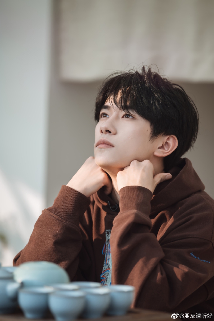 易烊千玺穿棕色连帽卫衣尽显少年感 解锁快板技能笑容满面