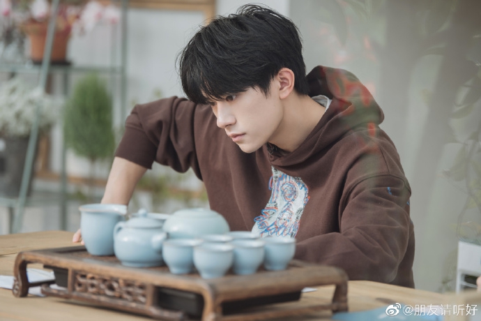 易烊千玺穿棕色连帽卫衣尽显少年感 解锁快板技能笑容满面
