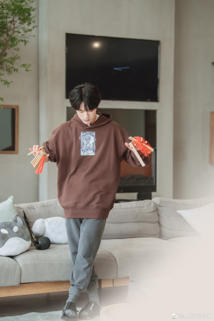 易烊千玺穿棕色连帽卫衣尽显少年感 解锁快板技能笑容满面