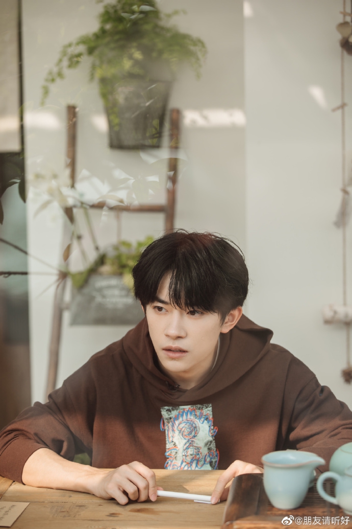 易烊千玺穿棕色连帽卫衣尽显少年感 解锁快板技能笑容满面