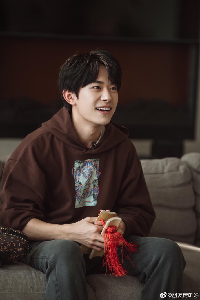 易烊千玺穿棕色连帽卫衣尽显少年感 解锁快板技能笑容满面