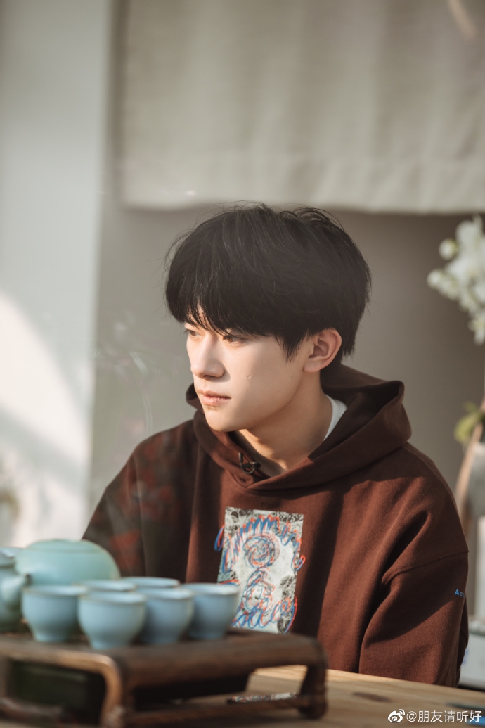 易烊千玺穿棕色连帽卫衣尽显少年感 解锁快板技能笑容满面