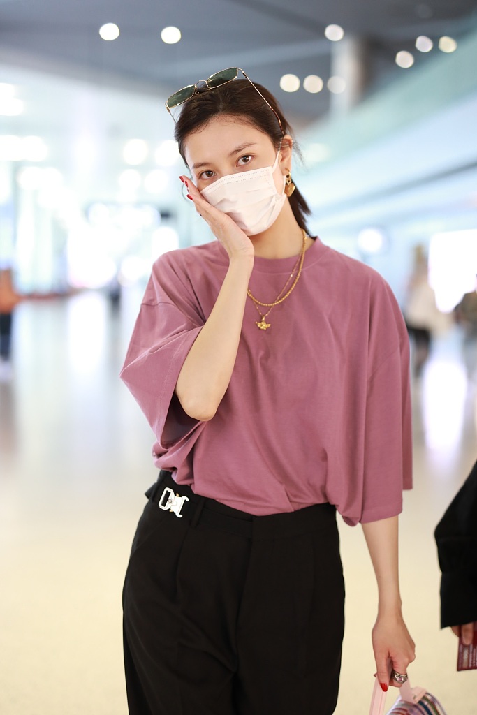 宋妍霏穿紫色T恤时尚满分 对镜比耶卖萌又甜又俏