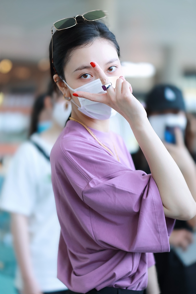 宋妍霏穿紫色T恤时尚满分 对镜比耶卖萌又甜又俏