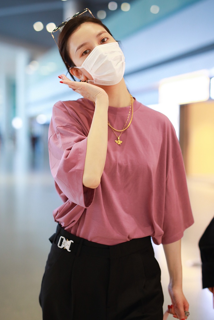 宋妍霏穿紫色T恤时尚满分 对镜比耶卖萌又甜又俏