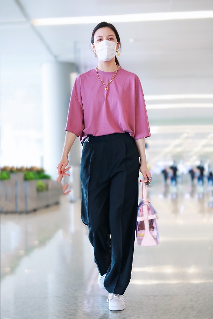 宋妍霏穿紫色T恤时尚满分 对镜比耶卖萌又甜又俏