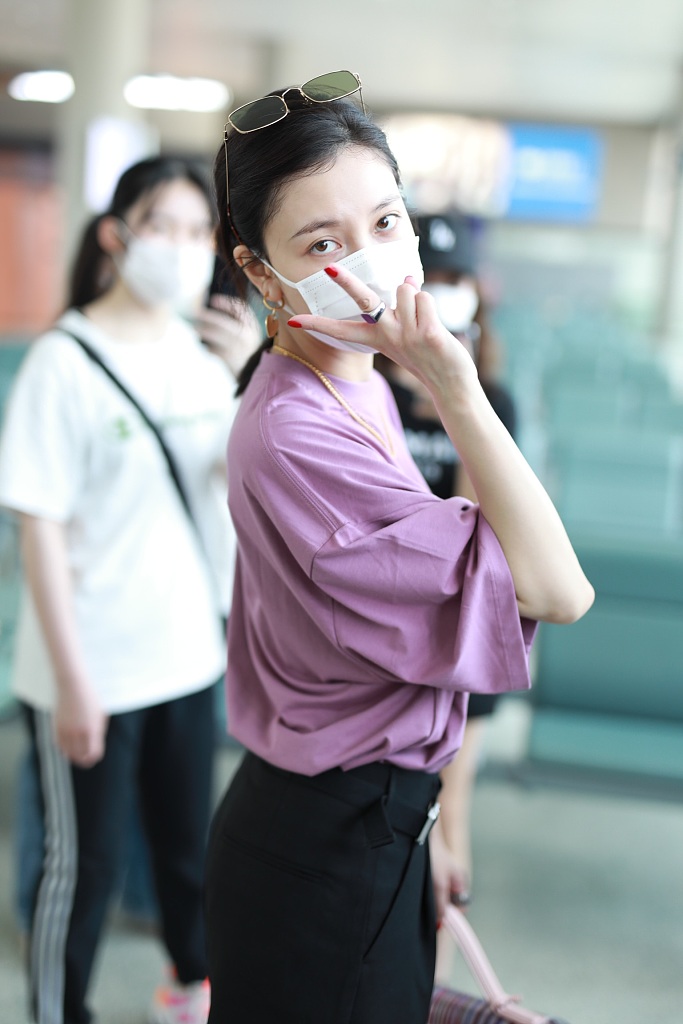 宋妍霏穿紫色T恤时尚满分 对镜比耶卖萌又甜又俏