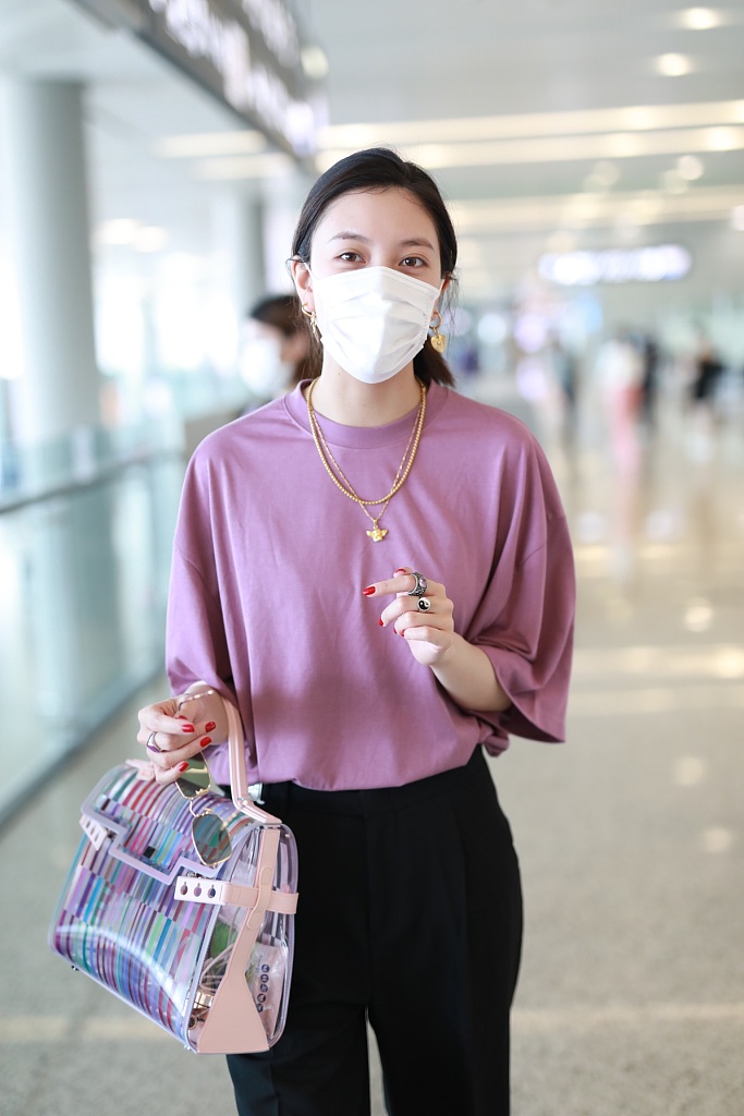 宋妍霏穿紫色T恤时尚满分 对镜比耶卖萌又甜又俏