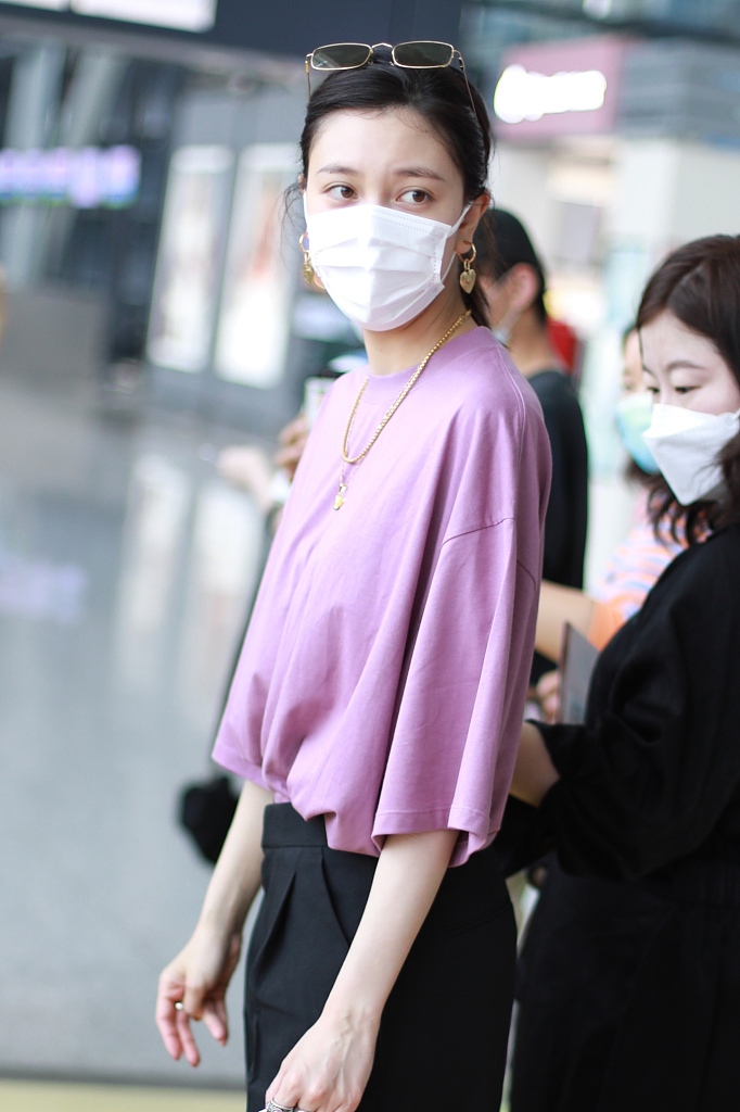 宋妍霏穿紫色T恤时尚满分 对镜比耶卖萌又甜又俏