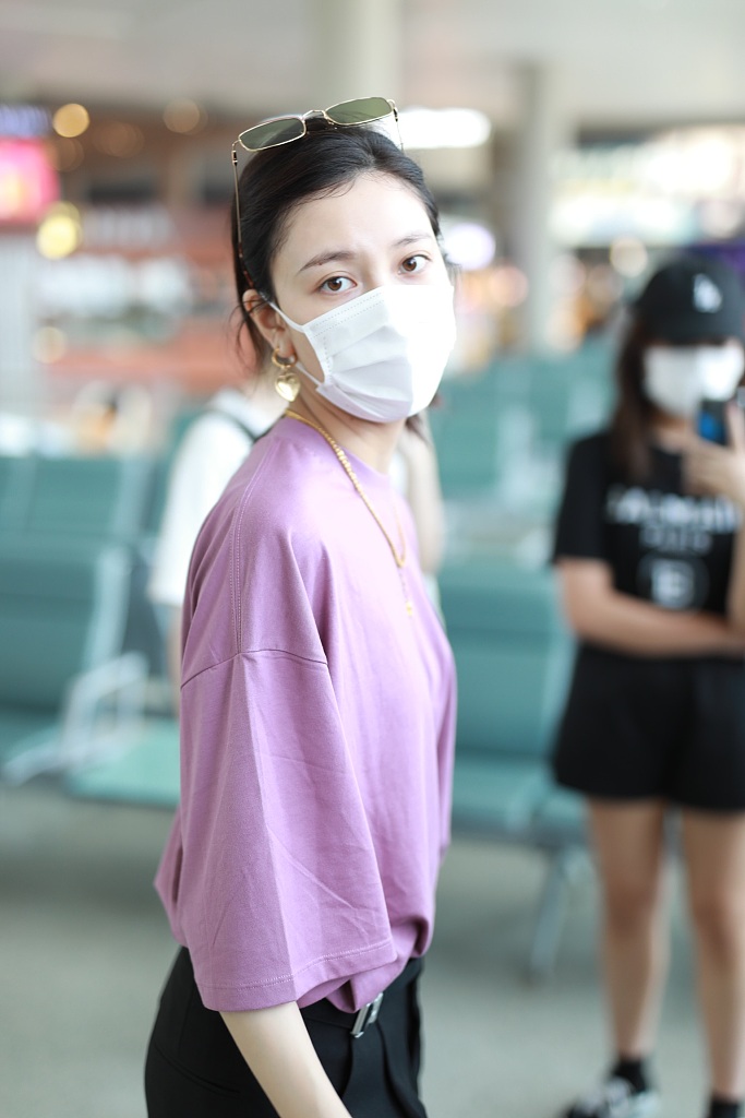 宋妍霏穿紫色T恤时尚满分 对镜比耶卖萌又甜又俏