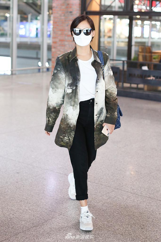 辛芷蕾穿渐变外套阳光清新 边走边理头发动作潇洒有型