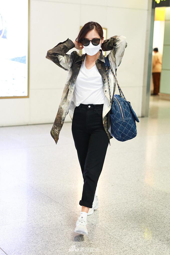 辛芷蕾穿渐变外套阳光清新 边走边理头发动作潇洒有型