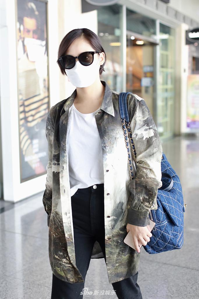 辛芷蕾穿渐变外套阳光清新 边走边理头发动作潇洒有型