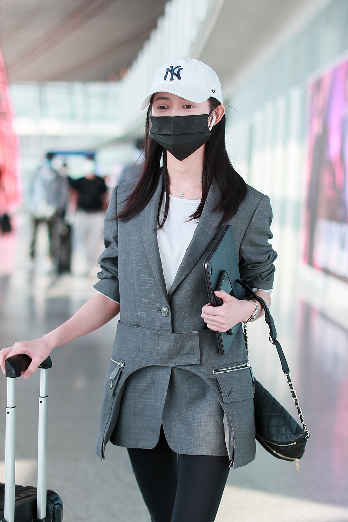 陈钰琪穿小西服搭健身裤 身材纤细筷子腿醒目