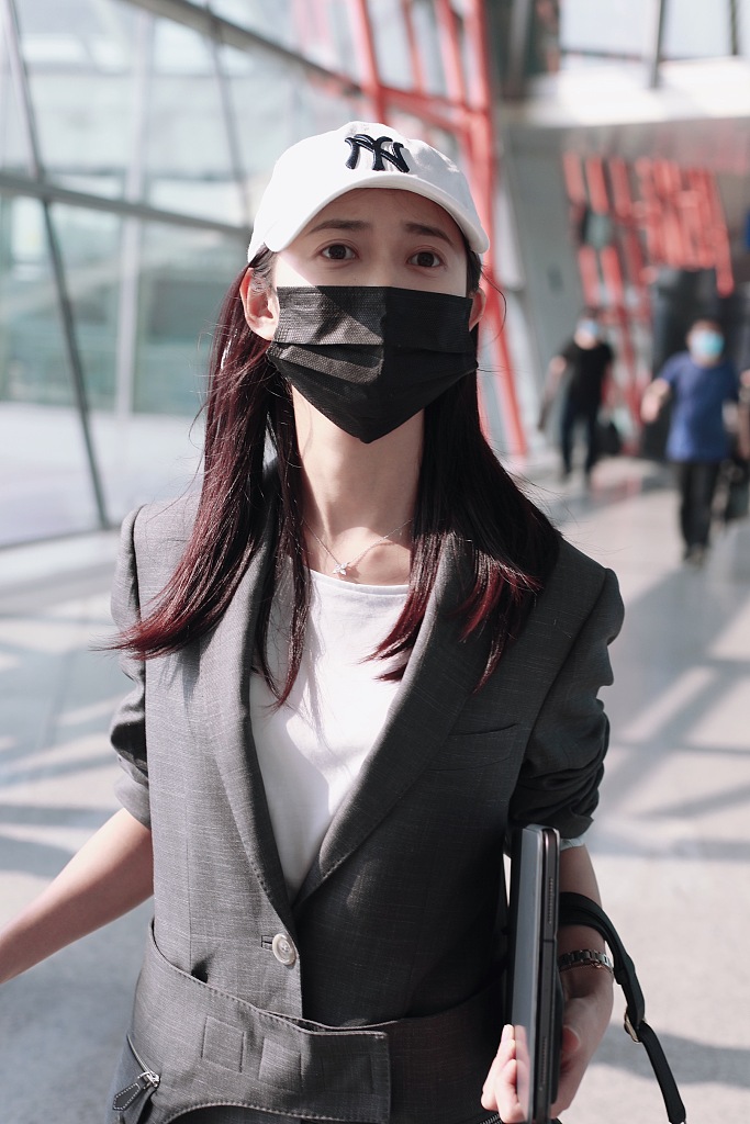 陈钰琪穿小西服搭健身裤 身材纤细筷子腿醒目