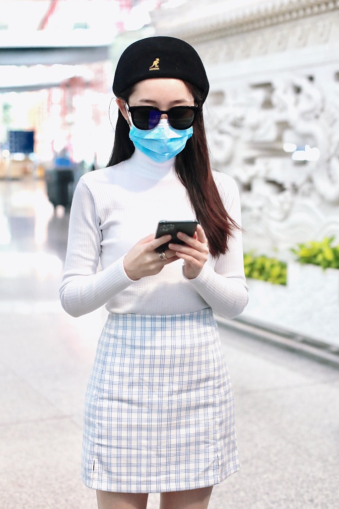 蒋梦婕穿浅蓝色方格裙秀长腿 身材纤细皮肤白到发光