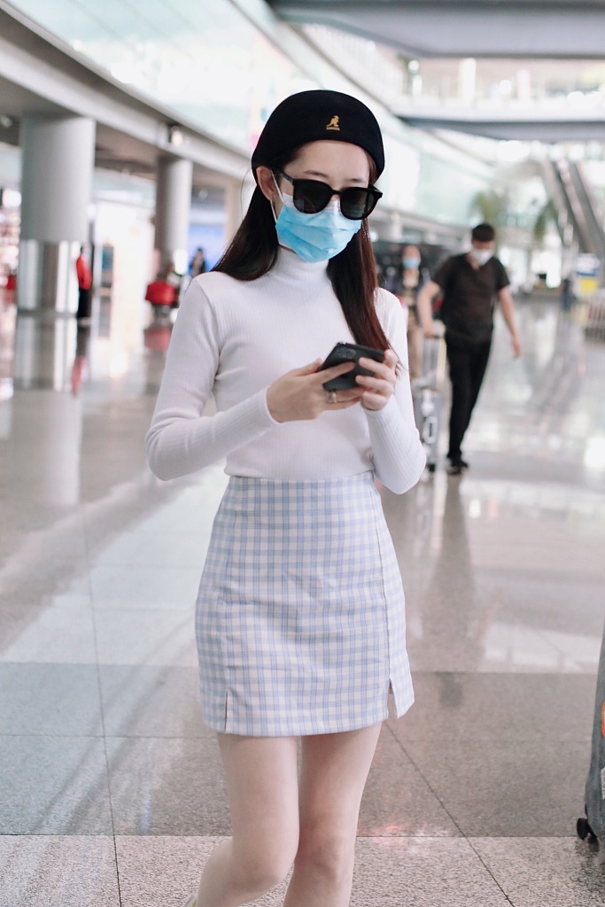 蒋梦婕穿浅蓝色方格裙秀长腿 身材纤细皮肤白到发光