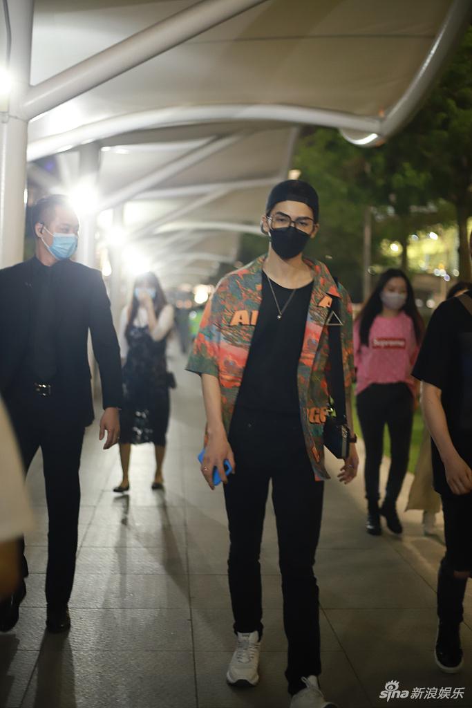 朱正廷穿花衬衫变港风潮男 反戴棒球帽黑框眼镜吸睛