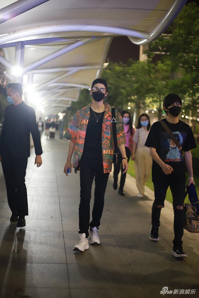 朱正廷穿花衬衫变港风潮男 反戴棒球帽黑框眼镜吸睛