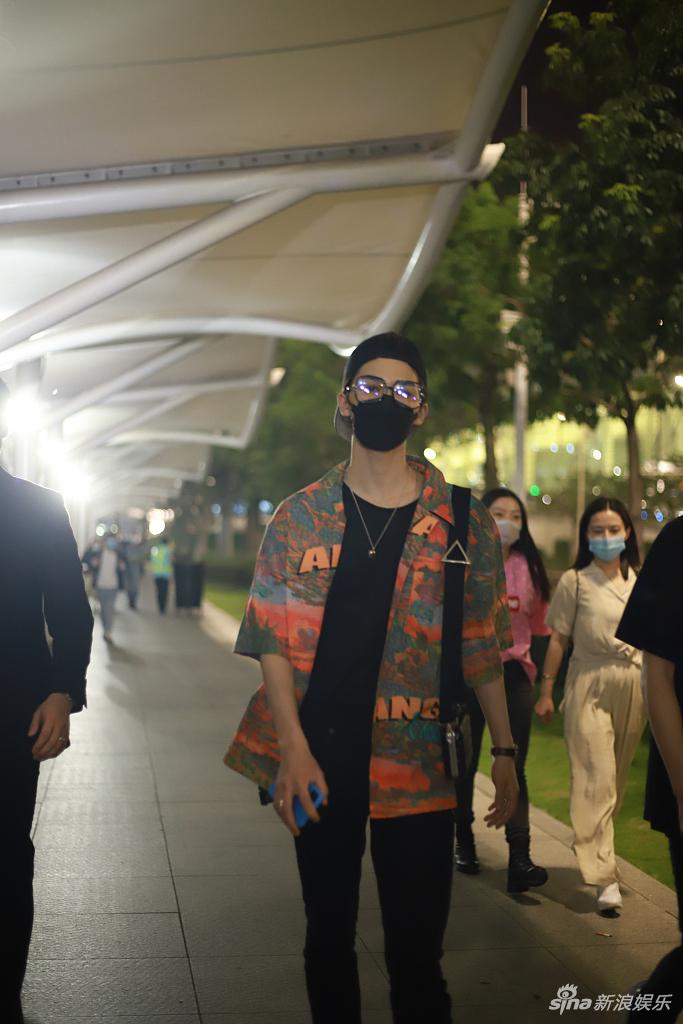 朱正廷穿花衬衫变港风潮男 反戴棒球帽黑框眼镜吸睛