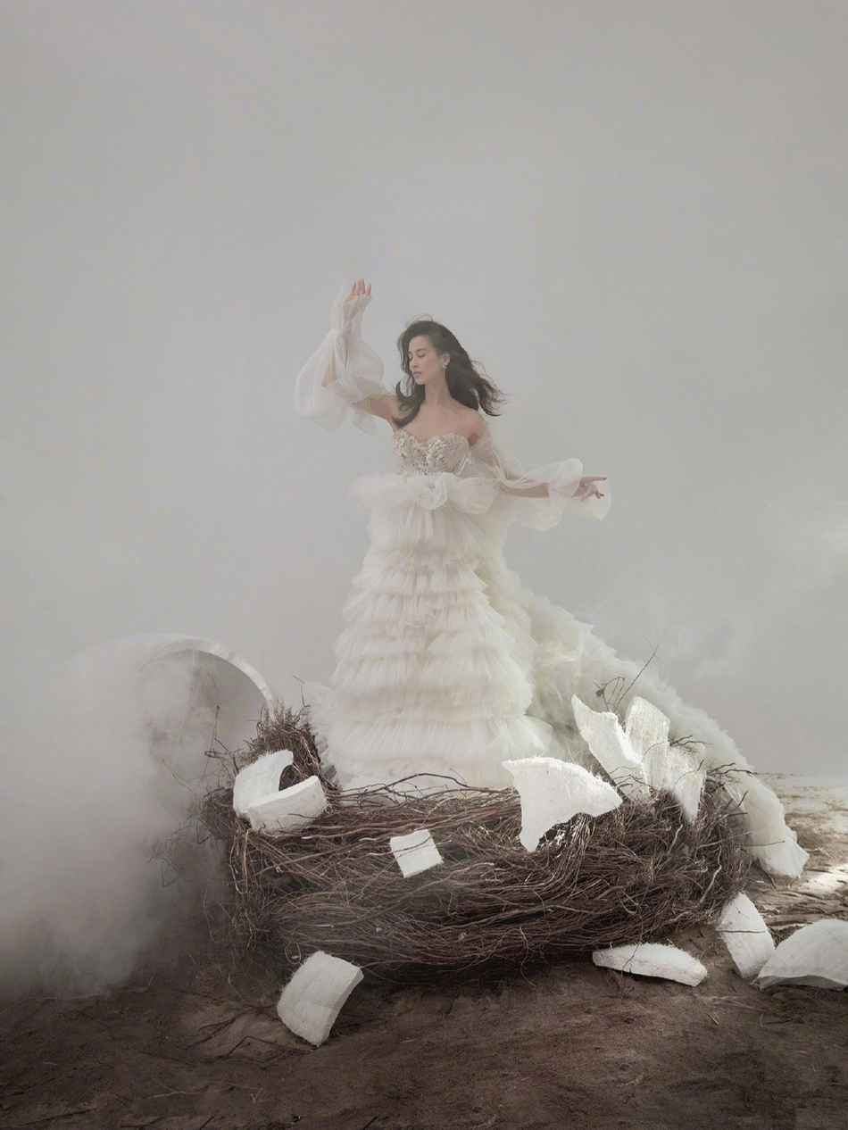 黄圣依穿纱裙露美背 皮肤白皙宛如仙女