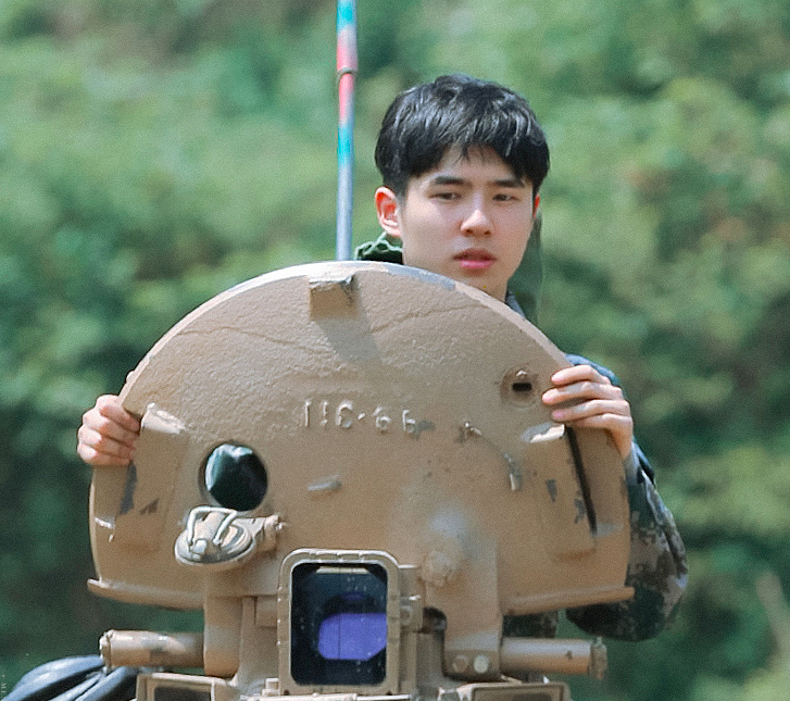 刘昊然晒停车照秀车技 傲娇喊话粉丝“夸我”