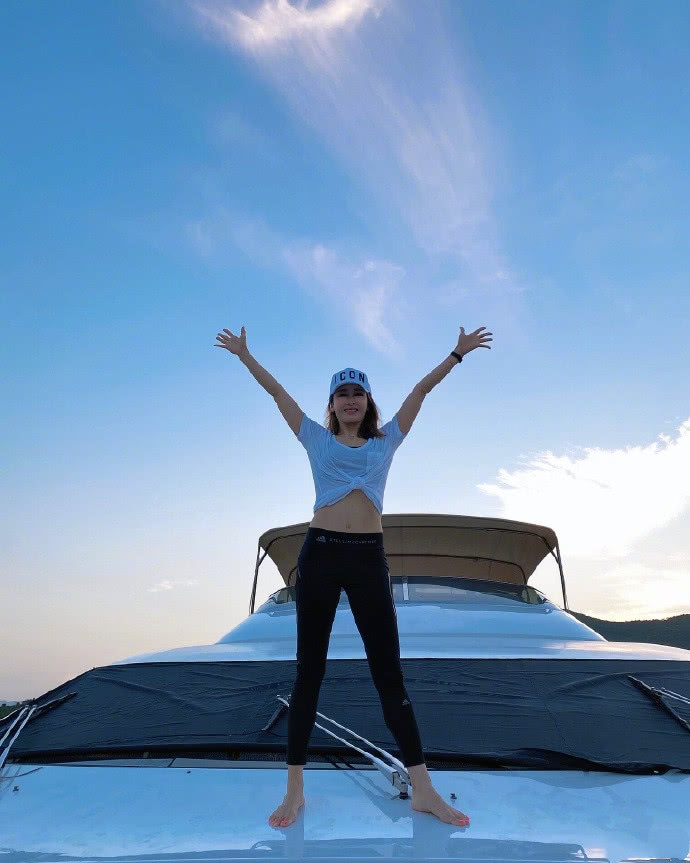 阔太黎姿乘豪华游艇出游 身材堪比妙龄少女