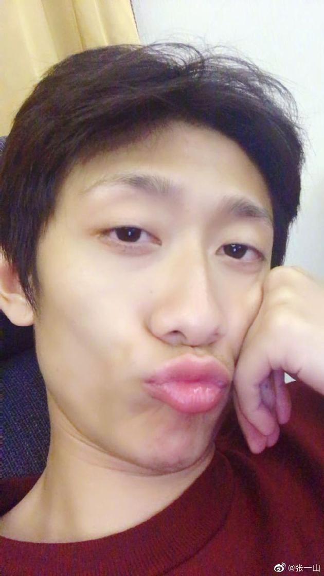 张一山28岁生日喊话粉丝：未来日子我们将就着过