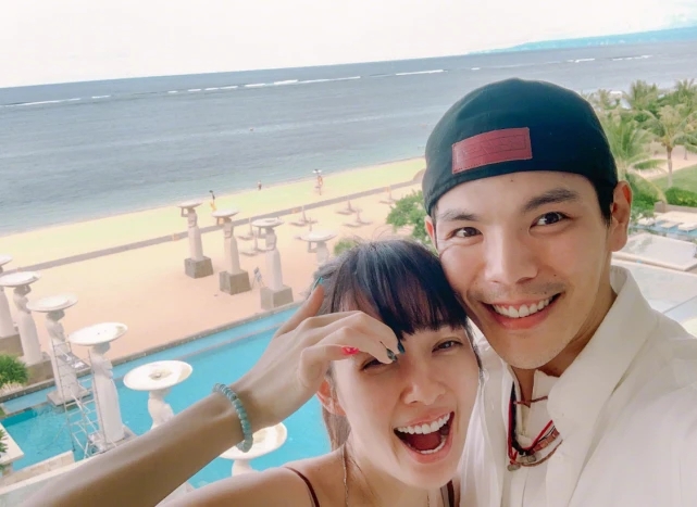 团宠！向佐手机存近千张郭碧婷照片 向太壁纸也是儿媳妇