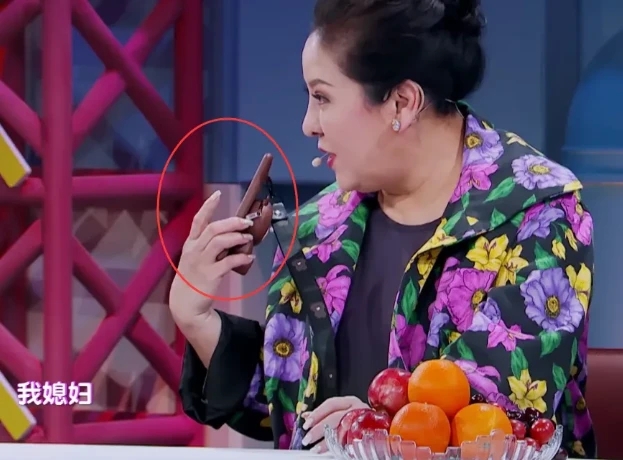 团宠！向佐手机存近千张郭碧婷照片 向太壁纸也是儿媳妇